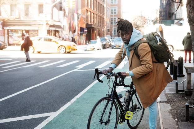 Kostenloses Foto junge person, die nachhaltige mobilität nutzt