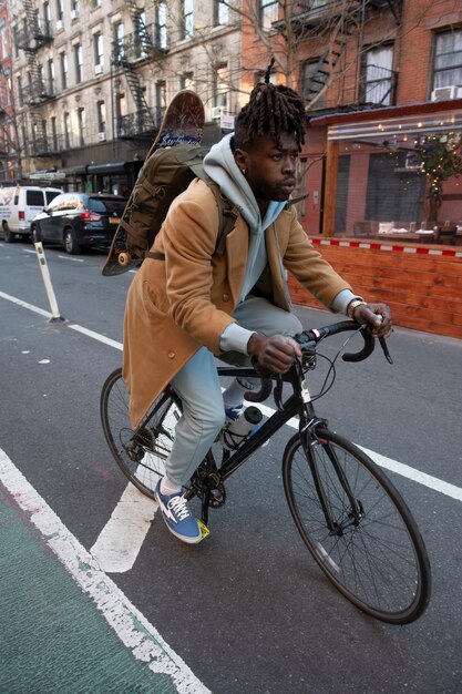 Junge Person, die nachhaltige Mobilität nutzt