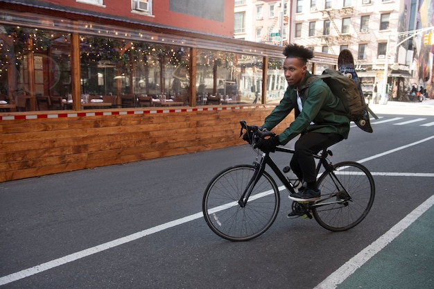 Junge Person, die nachhaltige Mobilität nutzt