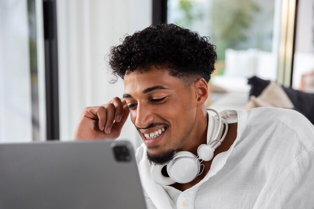 Junge Person, die sich beim Musikhören entspannt