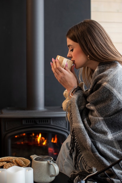 Junge Person, die sich mit heißem Kaffee entspannt