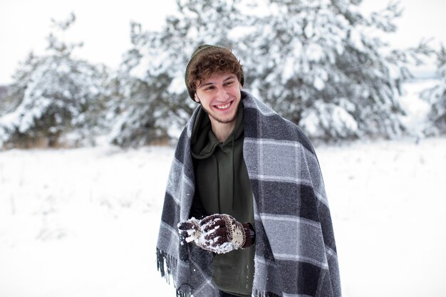 Kostenloses Foto junge person, die spaß im schnee hat