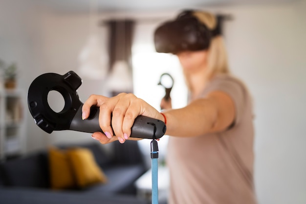 Junge Person, die Videospiele mit VR-Brille spielt