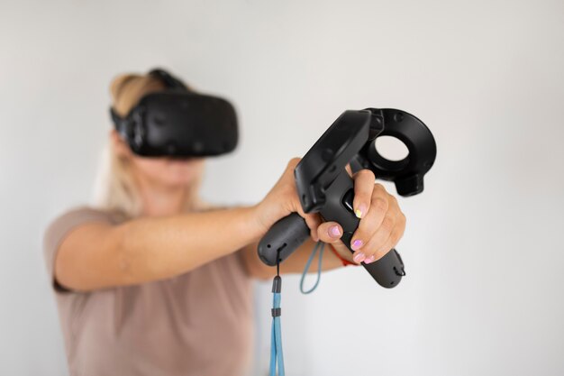 Junge Person, die Videospiele mit VR-Brille spielt