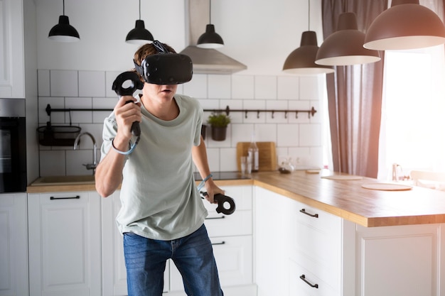 Junge Person, die Videospiele mit VR-Brille spielt