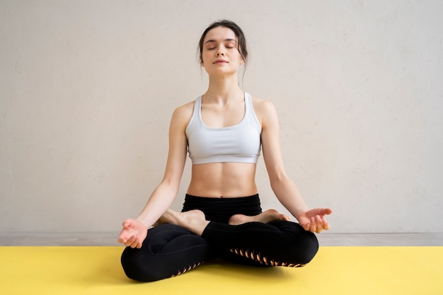 Junge Person, die Yoga-Retreat genießt