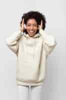 Kostenloses Foto junge person mit hoodie-modell