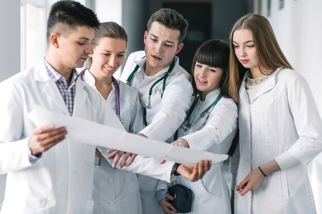 Junge Ärzte mit Kardiogramm im Krankenhaus