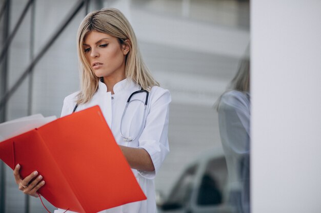 Junge Ärztin im Krankenwagen