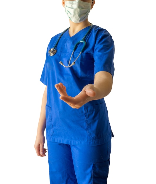 Junge Ärztin in einer medizinischen Uniform, die eine offene Hand als Zeichen der Hilfe zeigt