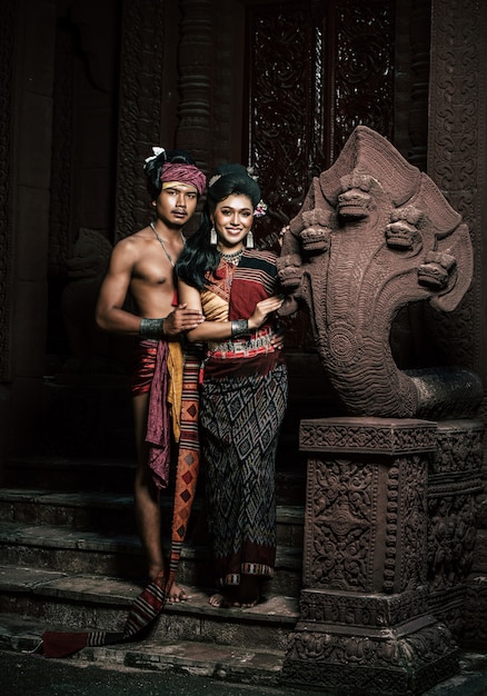 Junge Schauspieler und Schauspielerin tragen schöne alte Kostüme, in alten Denkmälern, dramatischen Stil. Spielen Sie die beliebte Legende der Liebesgeschichte, das thailändische Isan-Märchen namens "Phadaeng und Nang-ai" an einer antiken Stätte