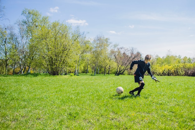 Junge schaut den Ball aufmerksam an