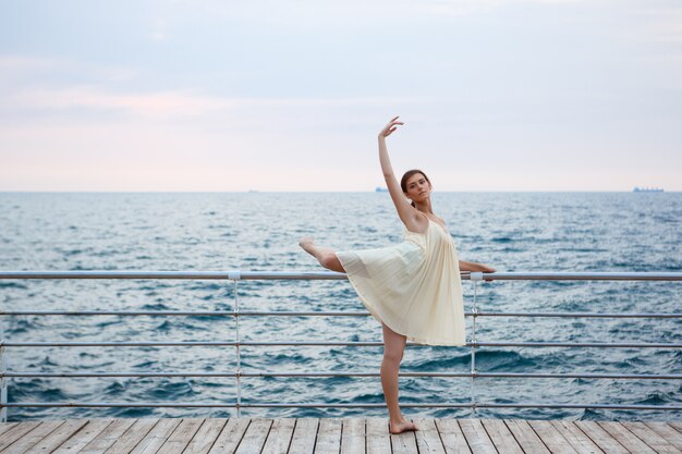 Junge schöne Ballerina, die draußen tanzt und posiert