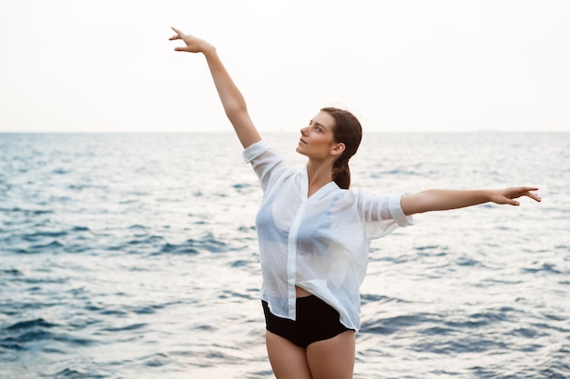 Junge schöne Ballerina, die draußen tanzt und posiert