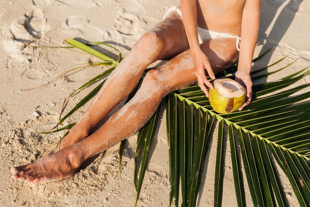 Junge schöne Frau am tropischen Strand, Sommerferien in Thailand