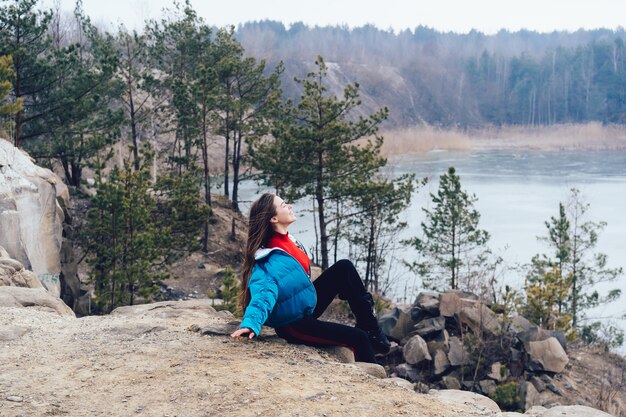 Junge schöne Frau, die auf einem See aufwirft