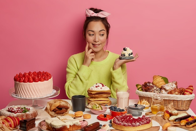 Junge schöne frau, die ein gesundes abendessen genießt