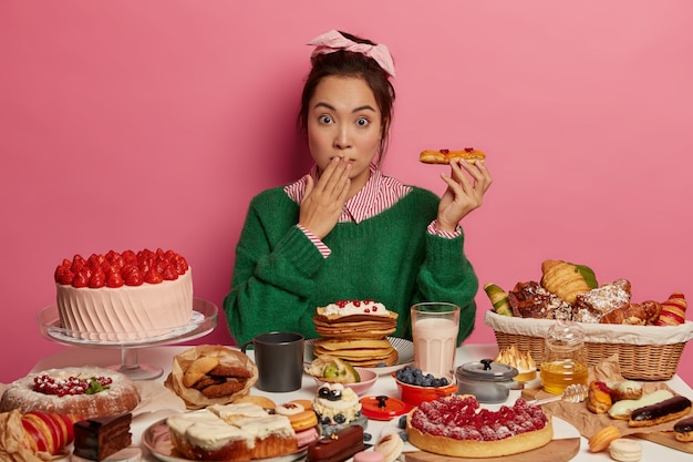 Junge schöne Frau, die ein gesundes Abendessen genießt