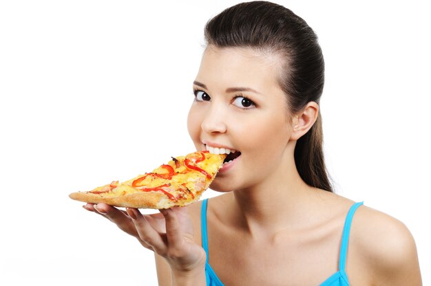 Junge schöne Frau, die ein Stück Pizza isst - Nahaufnahme