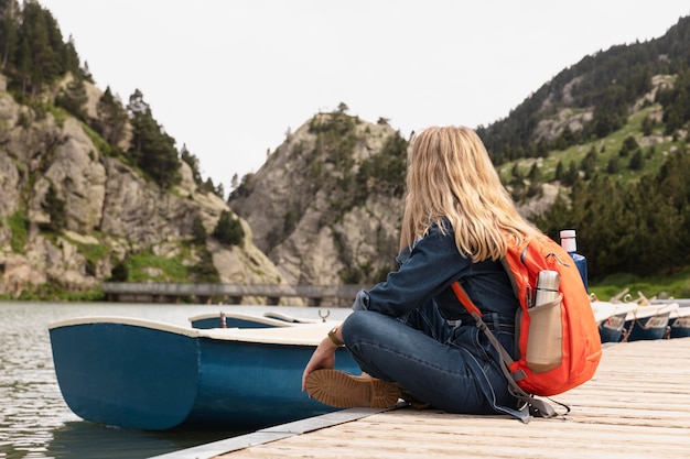 Junge schöne Frau, die in die Berge reist