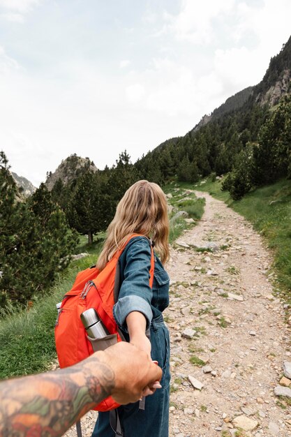 Junge schöne Frau, die in die Berge reist