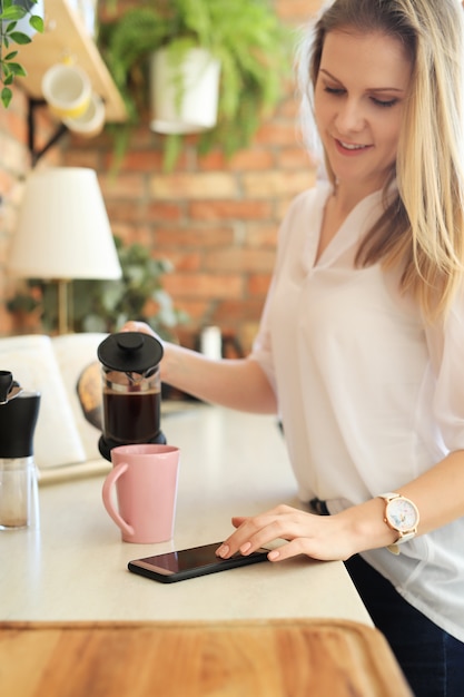 Junge schöne Frau, die Kaffee trinkt