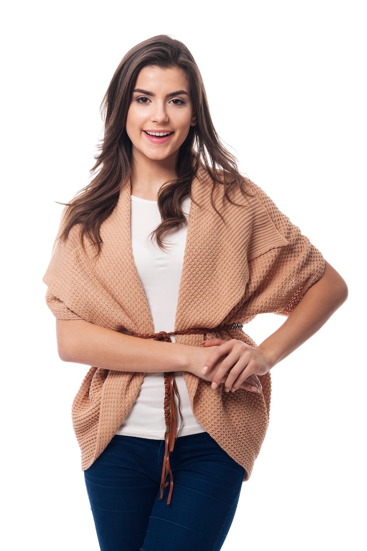 Kostenlose Foto junge schöne frau, die modische strickjacke trägt