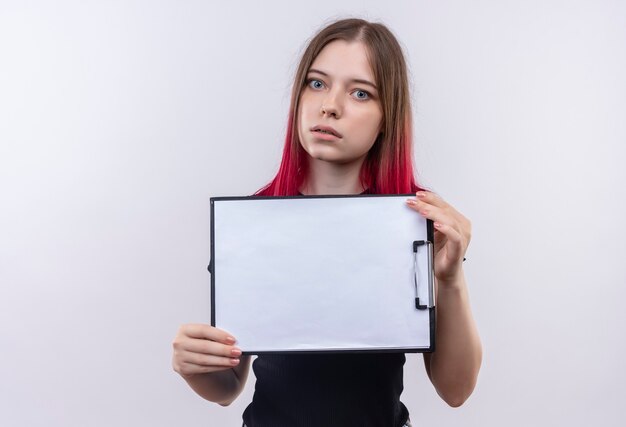 junge schöne Frau, die schwarzes T-Shirt hält, das Klemmbrett auf isolierter weißer Wand hält