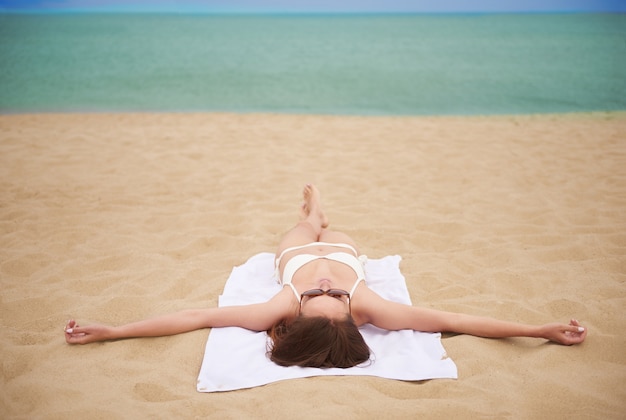 Junge schöne Frau, die Spaß am Strand hat