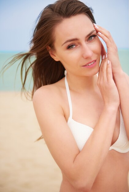 Junge schöne Frau, die Spaß am Strand hat