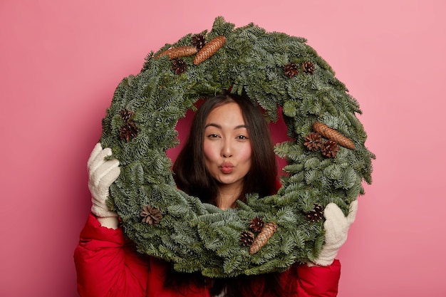 Kostenloses Foto junge schöne frau, die weihnachtsdekorationen hält