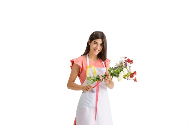 Junge schöne Frau, Florist mit buntem frischem Blumenstrauß lokalisiert auf weißem Studio