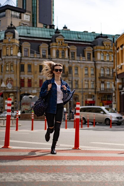Junge schöne Frau geht durch die Stadt in Europa, Straßenfoto, Frau posiert im Stadtzentrum