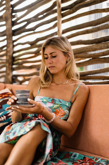 Junge schöne Frau in einem Café mit einem Laptop arbeitet online.