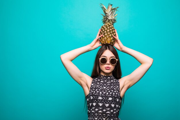 Junge schöne Frau mit Cocktail in Ananas