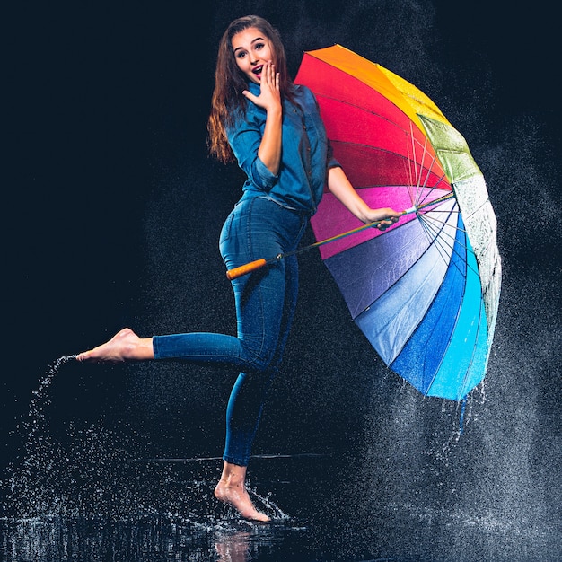 Kostenloses Foto junge schöne frau mit einem regenschirm.