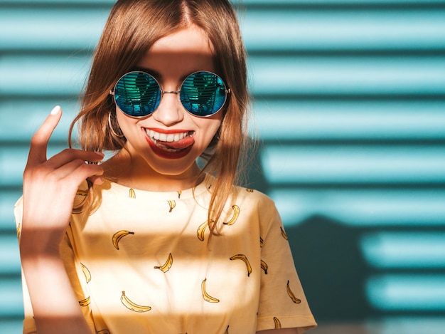 Junge schöne frau suchen. Modisches Mädchen in der zufälligen Sommergelb-T-Shirt Kleidung.