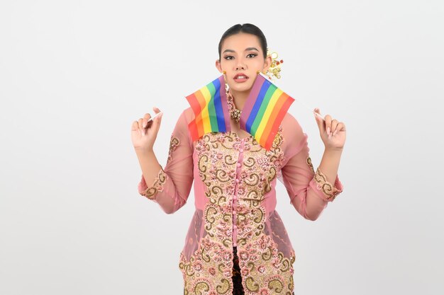 Junge schöne Frau verkleidet sich in der lokalen Kultur in der südlichen Region mit Regenbogenfahne
