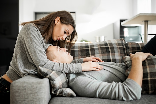 Kostenloses Foto junge schöne leute sofa couch