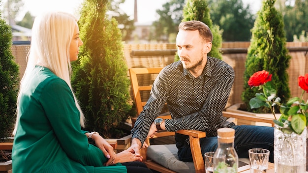 Kostenloses Foto junge schöne paardatierung am restaurant