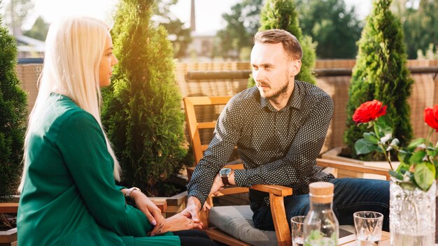 Junge schöne Paardatierung am Restaurant