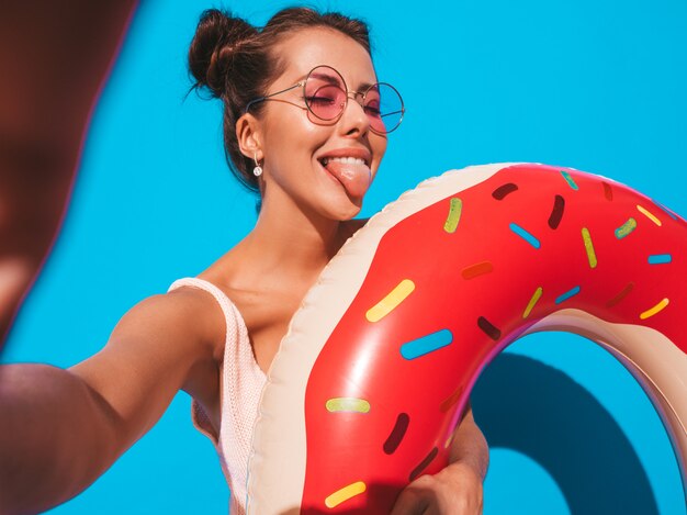 Junge schöne sexy lächelnde Hippie-Frau in der Sonnenbrille.