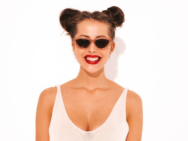 Junge schöne sexy lächelnde Hippie-Frau mit den roten Lippen in der Sonnenbrille.