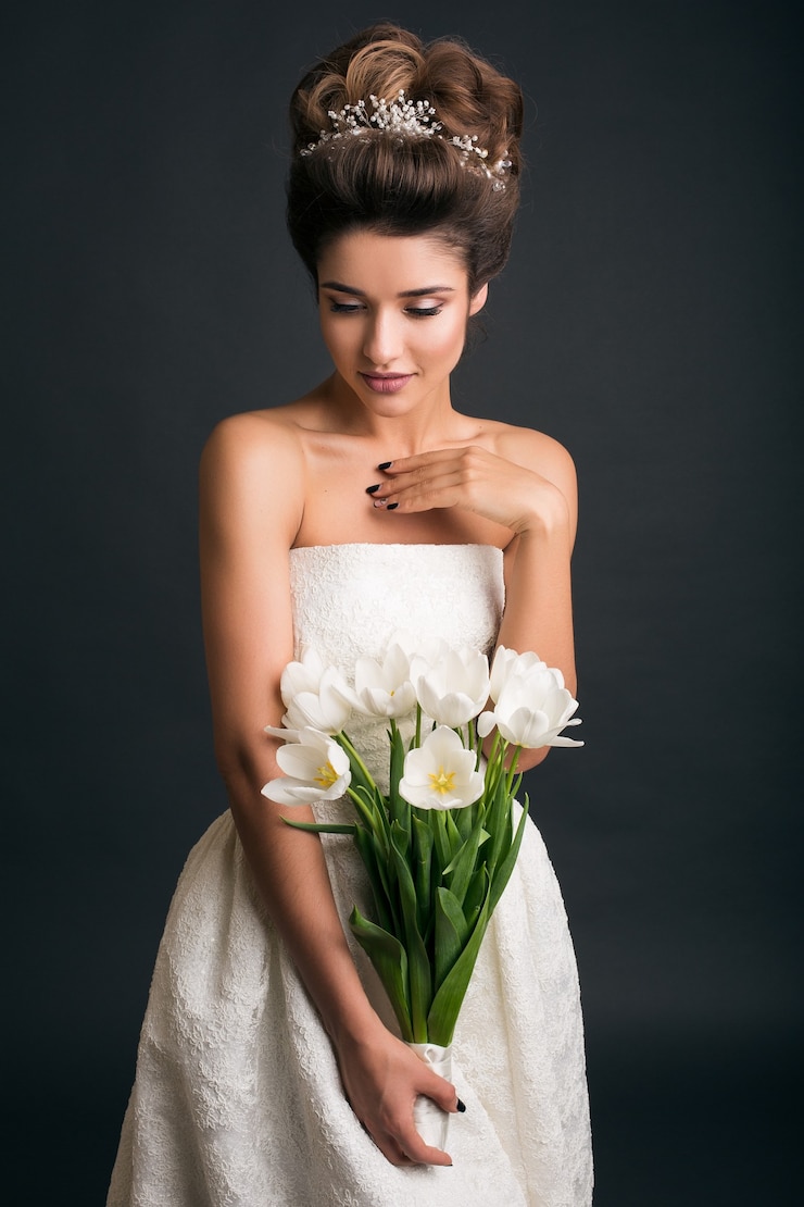 Kostenlose Foto junge, schöne, stilvolle frau im hochzeitskleid