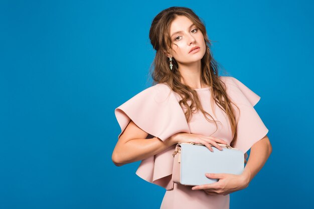 Junge schöne stilvolle Frau im rosa Kleid