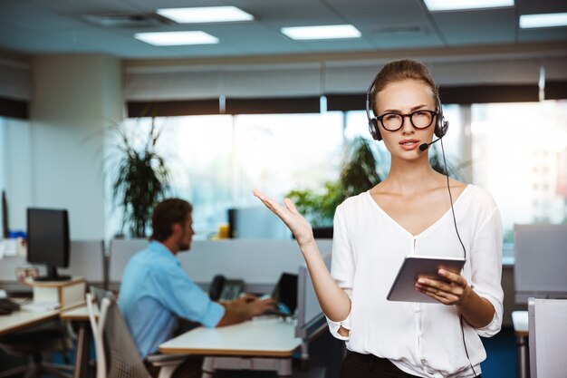 Junge schöne weibliche Unterstützung Telefonist sprechen, Beratung, über Büro