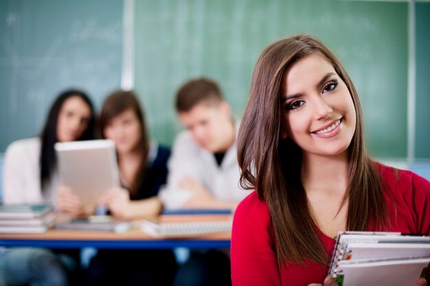 Junge Schüler im Klassenzimmer