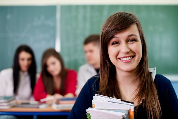 Junge Schüler im Klassenzimmer