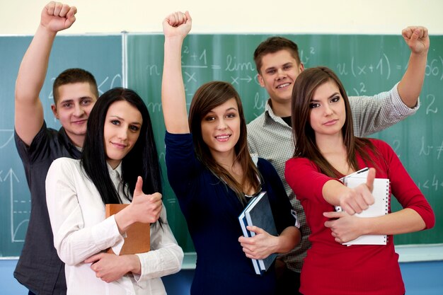 Junge Schüler im Klassenzimmer