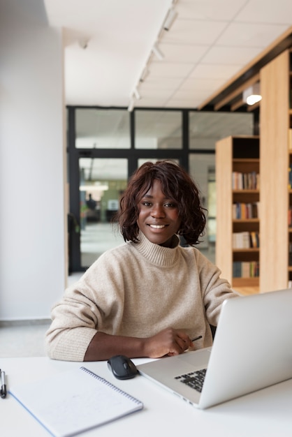 Junge Schüler lernen in der Bibliothek